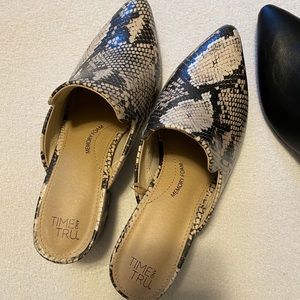 Snake skin pointed toe shoes